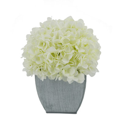 Arrangement floral d'hortensias dans un vase