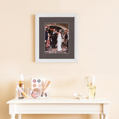 Cadre photo Arttoframes 16 po x 20 po blanc cassé délavé sur bois de frêne avec passe-partout simple de 2 po disponible en plus de 60 couleurs, pour des photos de 16 po x 20 po avec le tapis ou des photos de 20 po x 24 po sans le tapis
