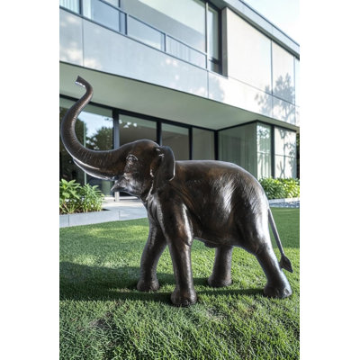 Sculpture éléphant en aluminium sur tronc surélevé bronze foncé 52 po x 22 po x H 55 po