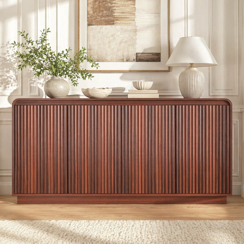 Meuble télé cannelé 4 portes en noyer avec prise de courant, centre de divertissement Wave sans poignée, armoire de rangement réglable à 3 niveaux en panneau de particules, console multimédia multifonctionnelle et buffet