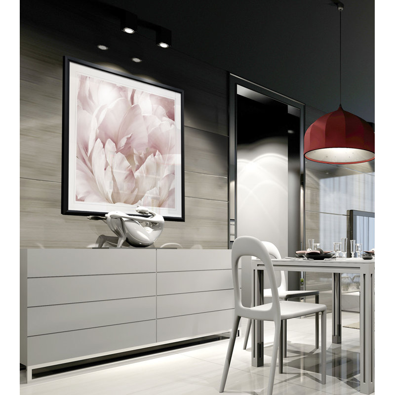 Intime rosé Ill - impression, H 26,5 po x l 26,5 po x P 1,5 po, Cadre plastique noir