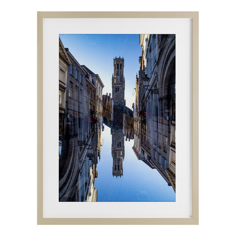 «Urban Urban Reflection», reproduction d'art sous verre encadrée par Robin Vandenabeele, H 23 po x l 17 po