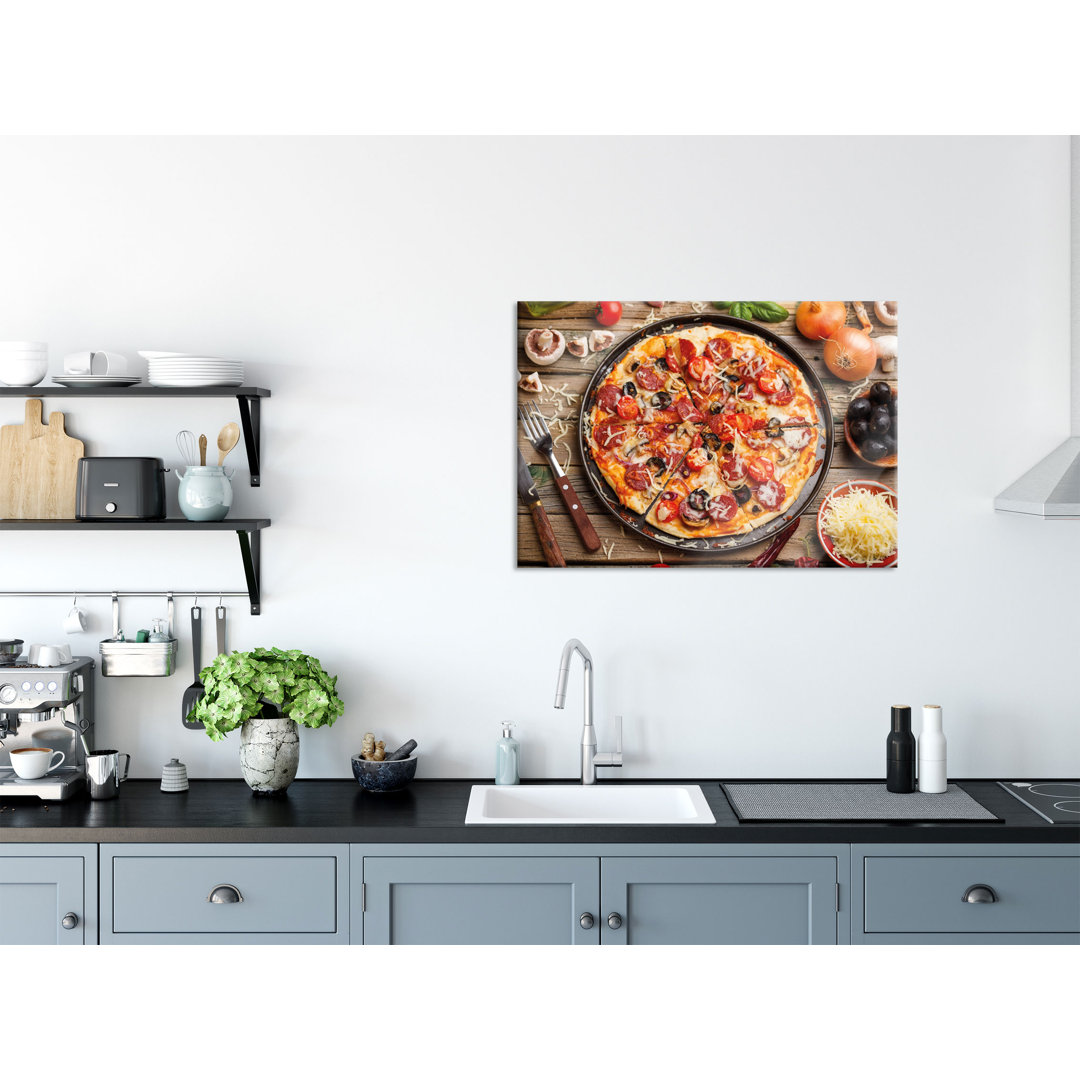 Glasbild Leckere Pizza auf Holztisch