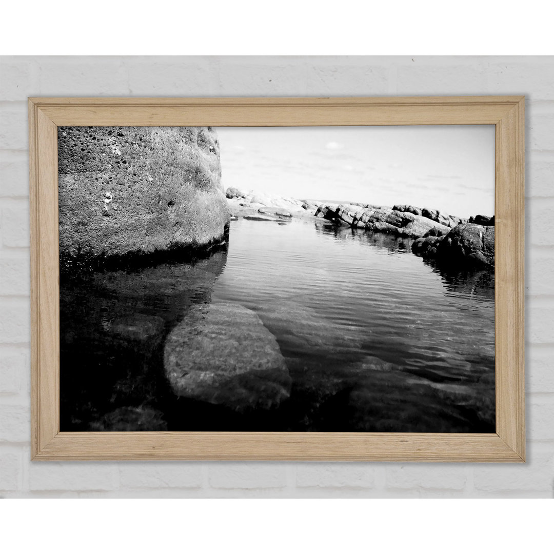 Ocean Rock Bay B N W Gerahmter Druck