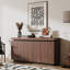 Buffet brun à 4 portes avec tablettes à plusieurs niveaux, portes pliantes et finition texturée pour le couloir du salon, rangement moderne à double usage de 58,3 po de largeur, esthétique contemporaine