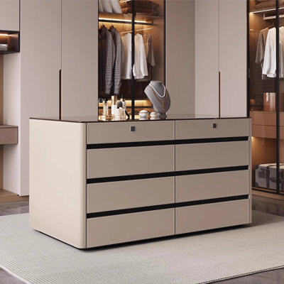 Îlot de dressing de luxe italien 62,99 po – Structure revêtue de cuir couleur selle, rangement à tiroirs à plusieurs niveaux avec tiroir à bijoux supérieur et tiroir à sacs inférieur, glissières à fermeture amortie, commode à plusieurs compartiments