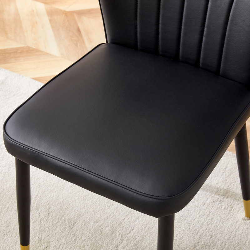 Ensemble de table et de chaises.Une table de salle à manger ronde en verre trempé Pandora de 42 po de diamètre avec pieds en panneau de fibres à densité moyenne en forme de V. Elle est dotée de 4 chaises en polyuréthane noir avec un dossier élargi.