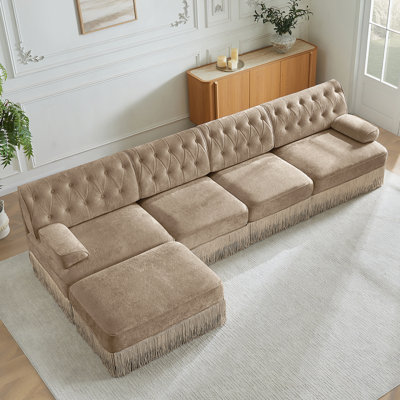 Canapé en forme de L de 135 pouces en tissu de velours de style Chesterfield avec jupe à pampille et accoudoirs carrés légèrement incurvés pour animaux de compagnie, combinaison libre, conception ergonomique pour les salons, les aires de repos et les chambres à coucher, chameau