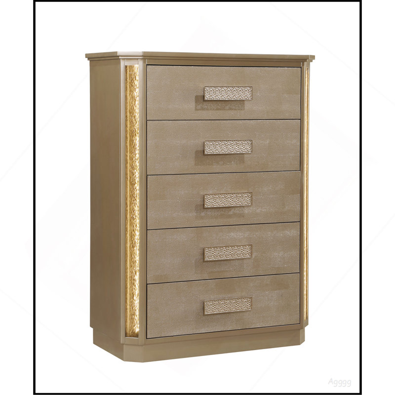 Commode Medusa en bois doré