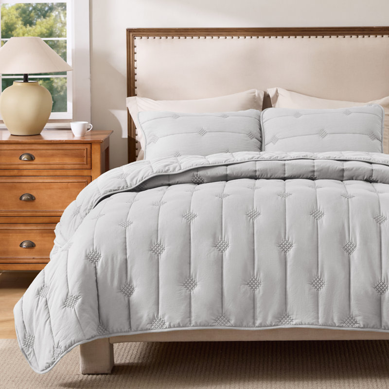Bedsure Quilts–  Soft Cloud Lightweight Bedspread Coverlet Set with 2 Pillow Shams, Breathable & Cozy Quilt Set for All Season Use