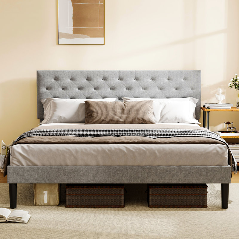 Structure de grand lit en gris, pieds de support centraux, profondeur de 83,55 po, capacité de charge de 705 lb, lit gris de 6,3 po sous l'espace, largeur de 60,53 po, bruit