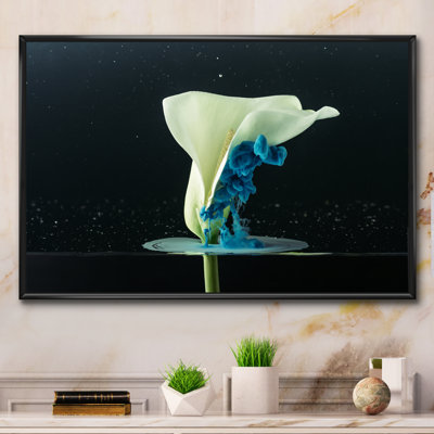 Gros plan sur une fleur blanche tendre - reproduction sur toile avec cadre flottant