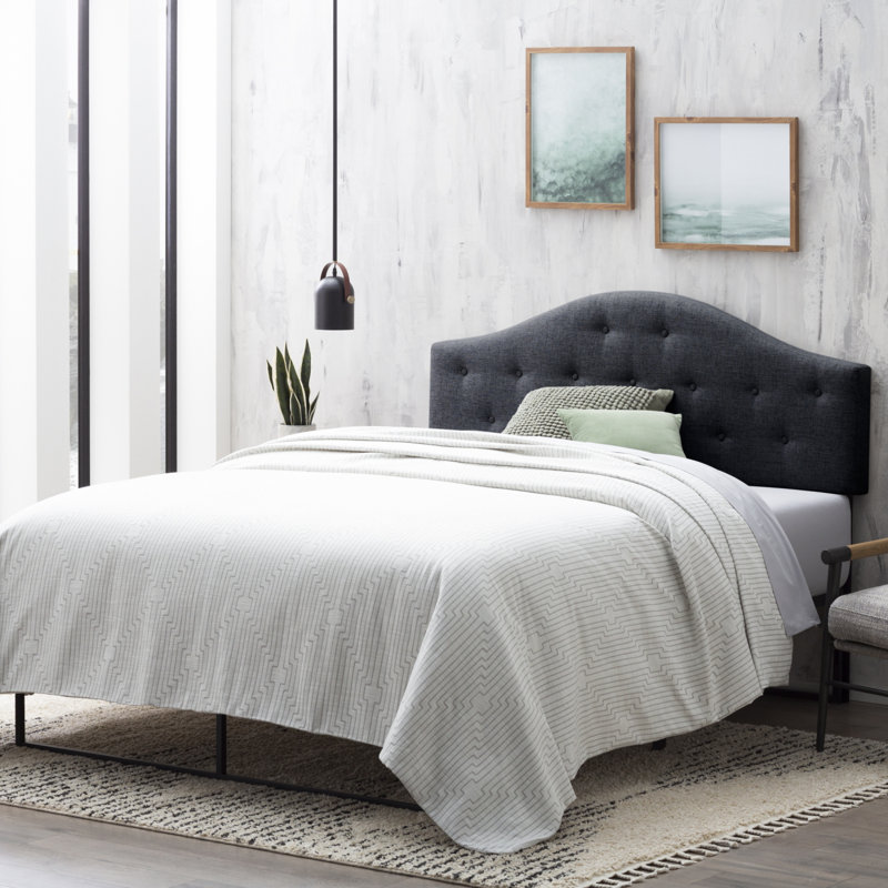 Tête de lit tapissier à taille moyenne avec capitonnage à boutons Everlane Home