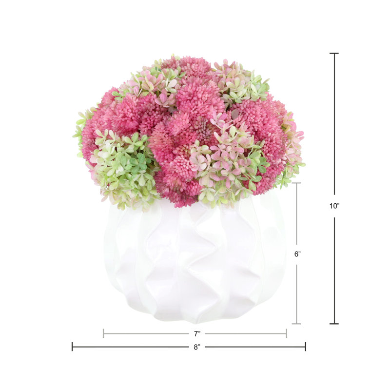 Hortensia Crisel Sedum et boule de neige disposés dans un vase en verre ondulé