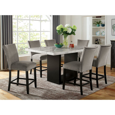 Ensemble de salle à manger transitionnel 7 pièces avec table rectangulaire en marbre et 6 chaises hautes rembourrées à dossier plein, garnies de clous décoratifs, disponibles en blanc, gris ou noir. Différentes combinaisons de couleurs.