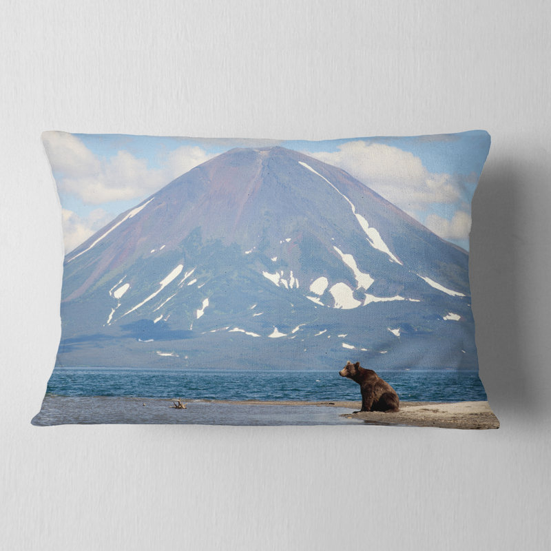 Coussin lombaire à gros paysage imprimé devant un volcan