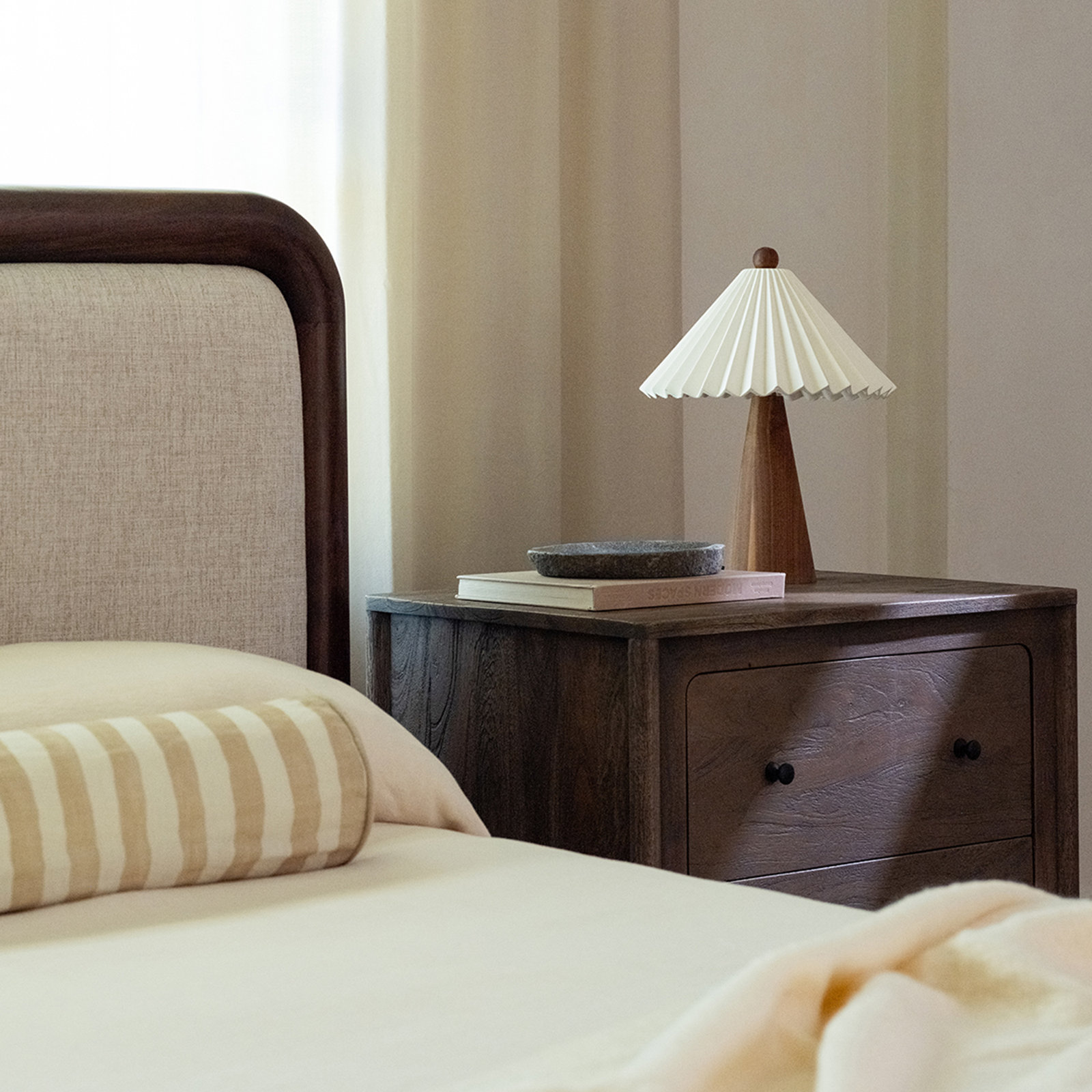 Yuki Linen Upholstered Sleigh Bed, Queen 