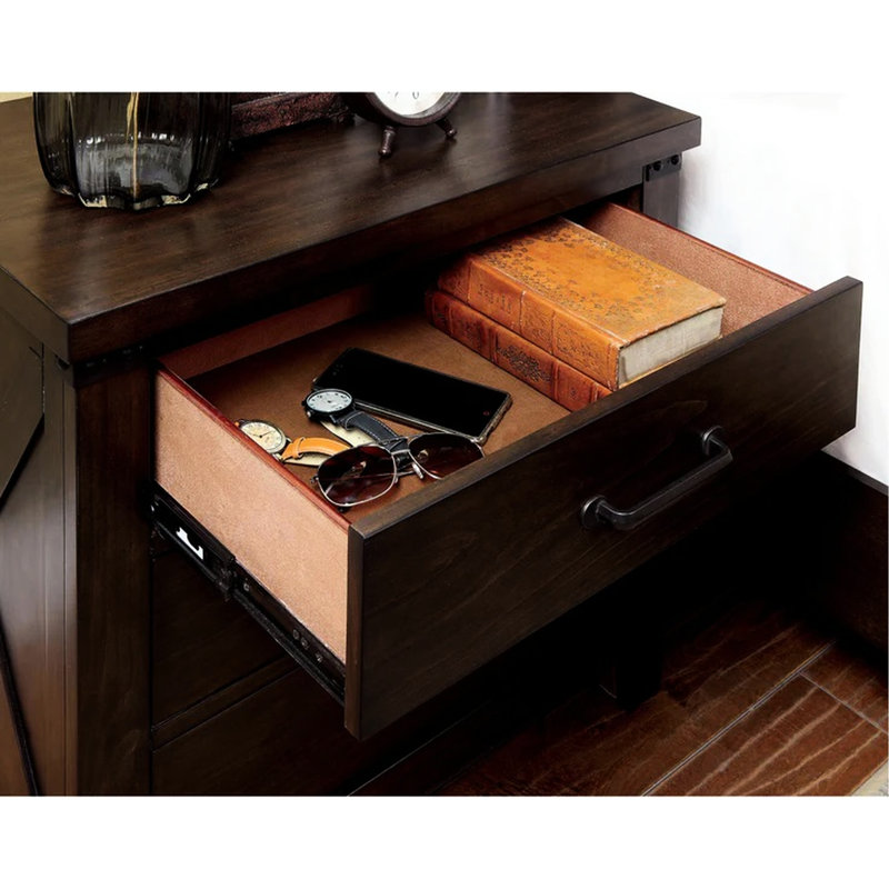 Table de chevet rustique en bois de noyer foncé avec 3 tiroirs et 3 poignées noires