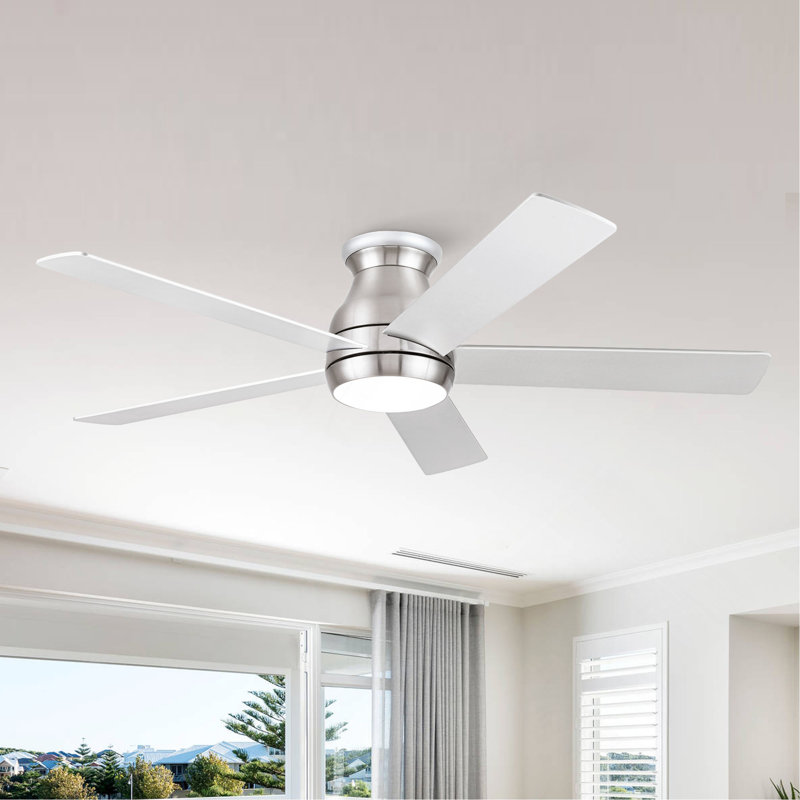 Ventilateur de plafond 52 po à profil bas en nickel brossé avec pales argentées