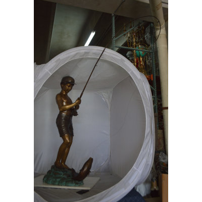 Statue bronze bronze bronze avec fontaine de pêche pour garçon debout - Taille: L 58 po x l 25 po x H 72 po.