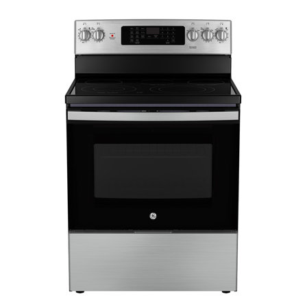Cuisinière électrique GE en acier inoxydable avec surface de cuisson en verre noir lisse et panneau de commande numérique.