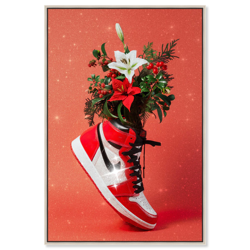 «Holiday Sneaker» par Art Remedy, Noir, H 16 po x l 11 po, Cadre flottant