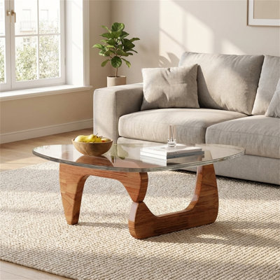 La base en noyer, combinée à une table basse en verre robuste, convient non seulement aux salons, mais aussi aux chambres à coucher, aux espaces de réception et aux espaces de bureau.