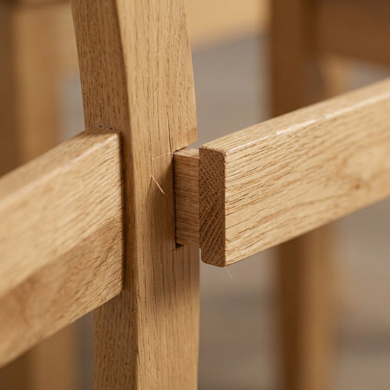 Ensemble de salle à manger 5 pièces en chêne et hévéa asiatique : table rectangulaire à rallonge papillon, 4 chaises à dossier à lattes et assises en bois.