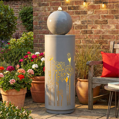 Fontaine d'extérieur découpée en métal gris clair de 34,25 po de hauteur avec lumières DEL et surface sphérique autoportante moderne pour la décoration du jardin