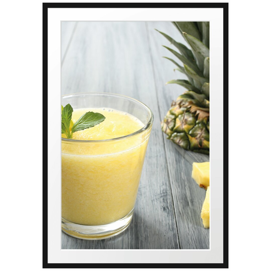 Gerahmtes Poster Ananas Cocktail auf Holztisch