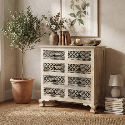 Commode 8 tiroirs en bois massif avec façade géométrique sculptée