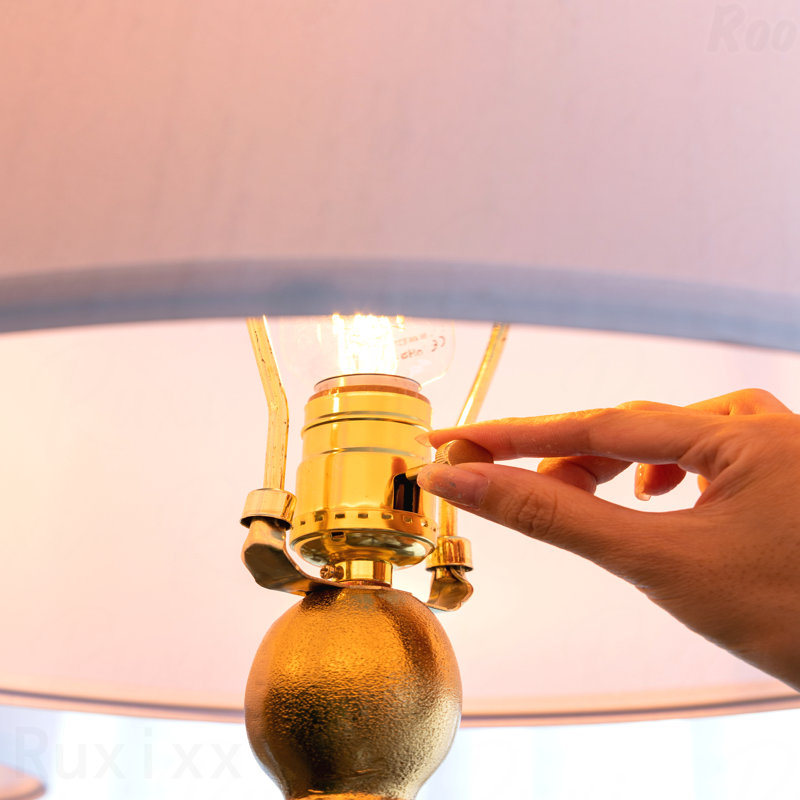Lampe de table - Finition dorée et blanche, corps rond à quatre niveaux, Doré