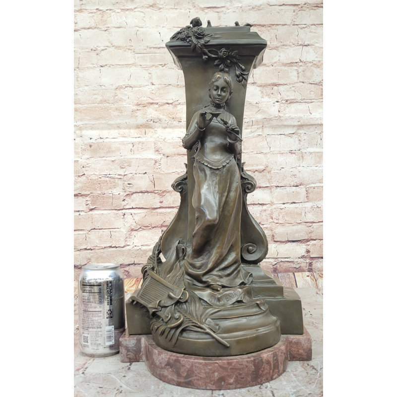 Sculpture en bronze fabriquée à la main «Une jeune fille tenant une fleur» par Charles Gounod