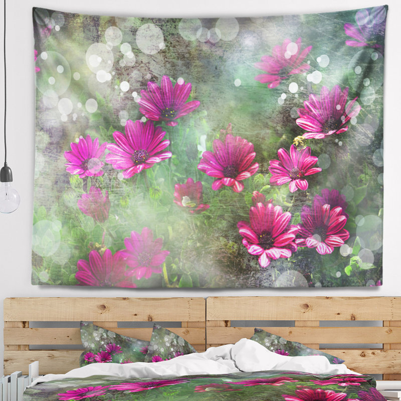 Fleurs rouges et roses sur une tapisserie verte, H 78 po x l 92 po