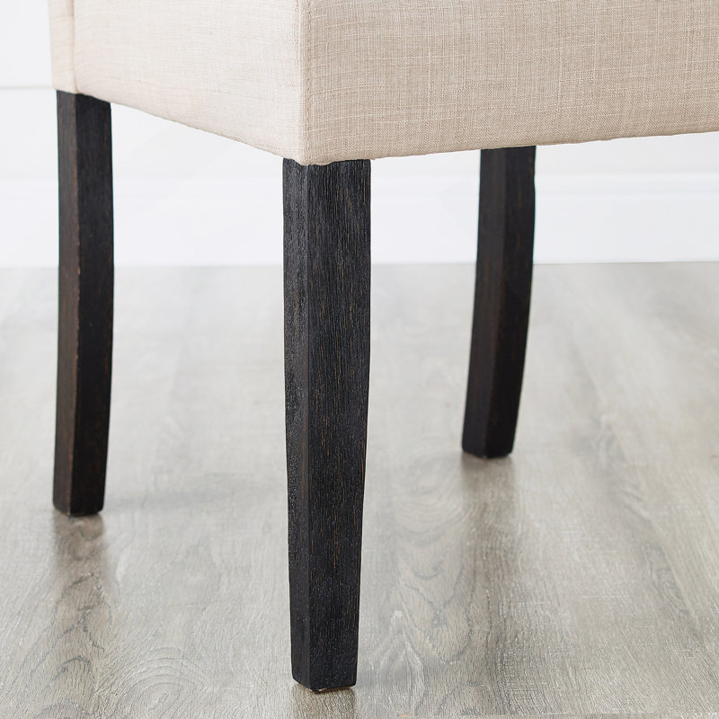 Ensemble de salle à manger en bois délavé de style urbain comprenant une table, quatre chaises et un banc pour une expérience culinaire charmante