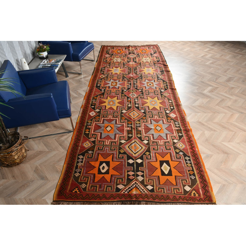 Chemin de table kilim turc tissé à la main en rouge vif avec des motifs pastel géométriques antiques parfaits pour les espaces de cuisine et de couloir offrant une ambiance rétro éclectique