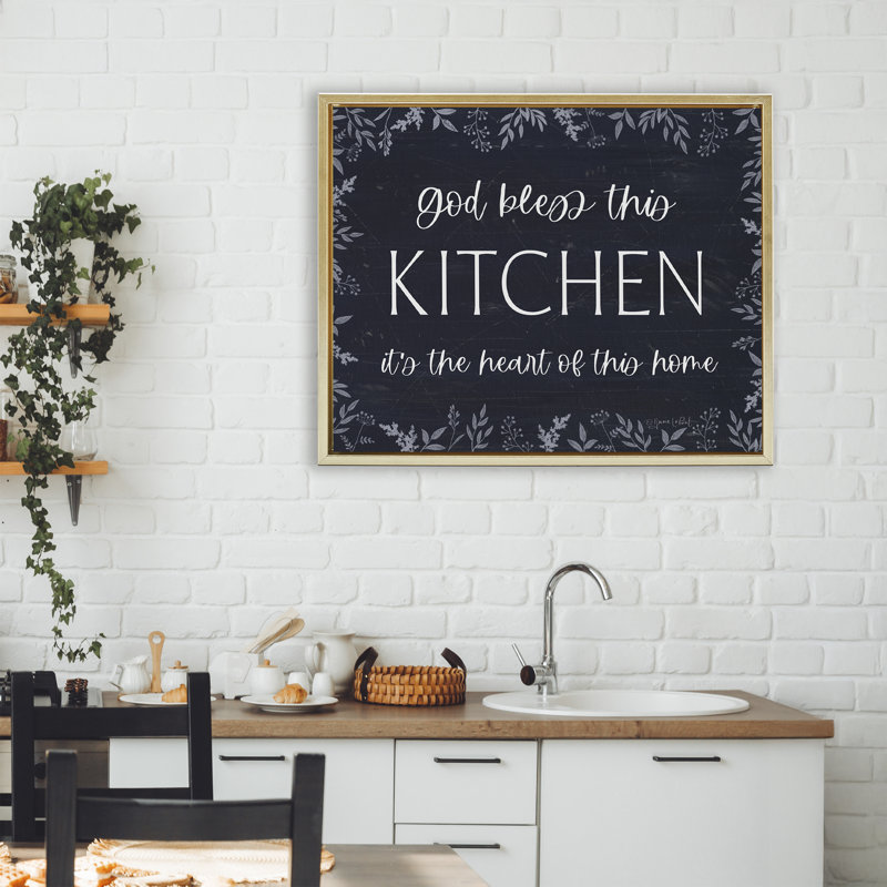 Cadre de cuisine flottant au cœur de cette maison, design par Annie Lapoint, H 25 po x l 31 po