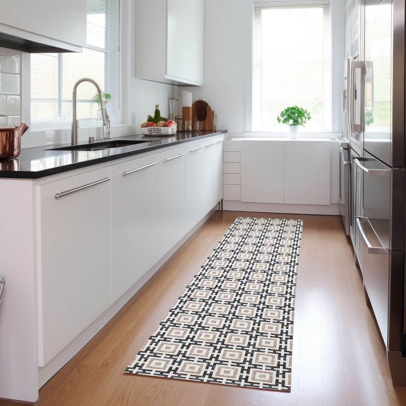 Loreen Washable Geometric Indoor / Outdoor Rug, Runner 2'3" x 7'6"