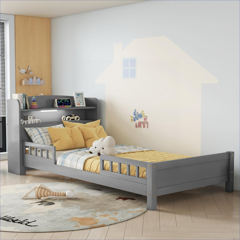 Lit simple pour chambre à coucher avec tête de lit bibliothèque intégrée, construction en pin massif, gris froid, lumière DEL à détecteur de mouvement et garde-corps optionnels