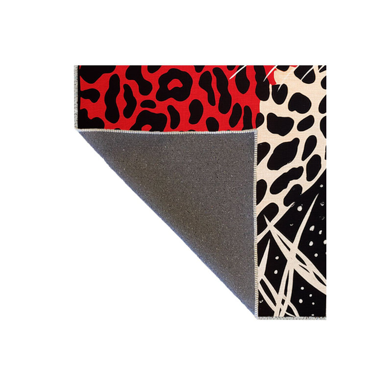 Tapis noir et rouge à motif léopard abstrait et lavable de la collection Waso