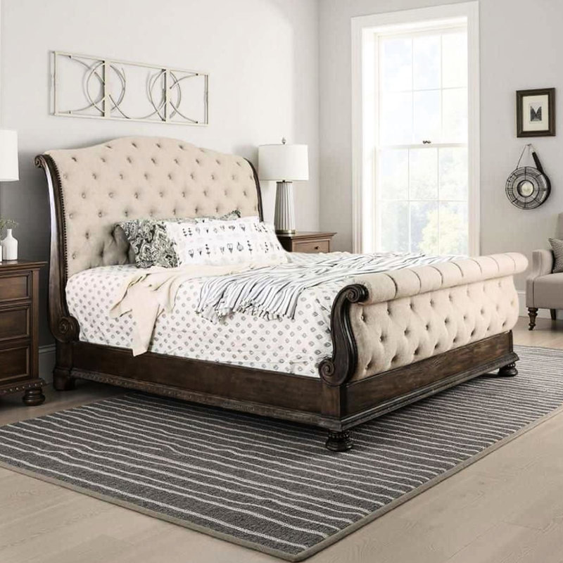 Lit très grand en lin beige, chambre à coucher transitionnelle en bois massif, bois naturel rustique, finesse