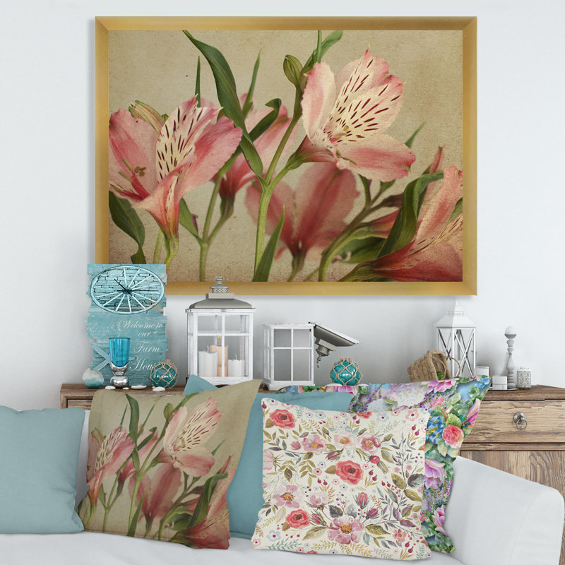«Retro Alstroemeria Flower», impression sur toile, Toile encadrée d'or, H 24 po x l 32 po x 1,5 po