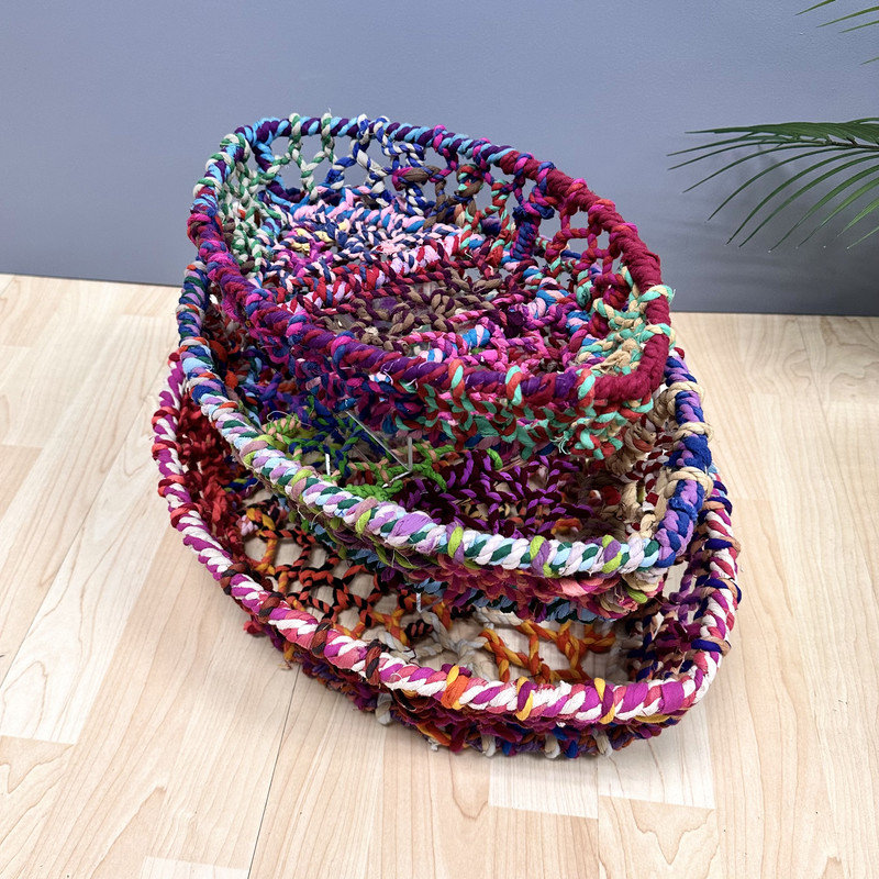 Ensemble coloré de 3 paniers ovales en jute