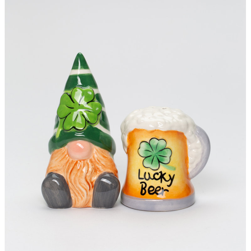 Gnome de Saint-Patrick avec chope à bière sel et poivre