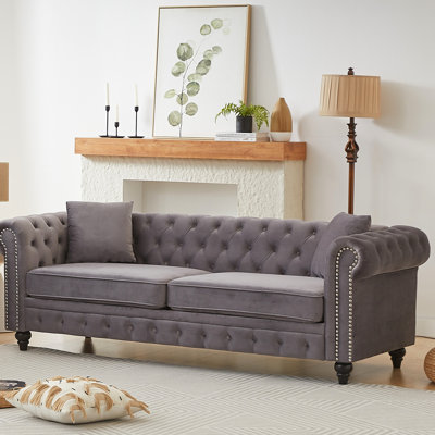 Velours 3 places avec style, accoudoirs roulés et conception de boutons pour le bureau, appartement - profondeur 85,5 po, couleur grise, structure en bois de pin, accoudoirs en mousse haute densité, 2 coussins de salon