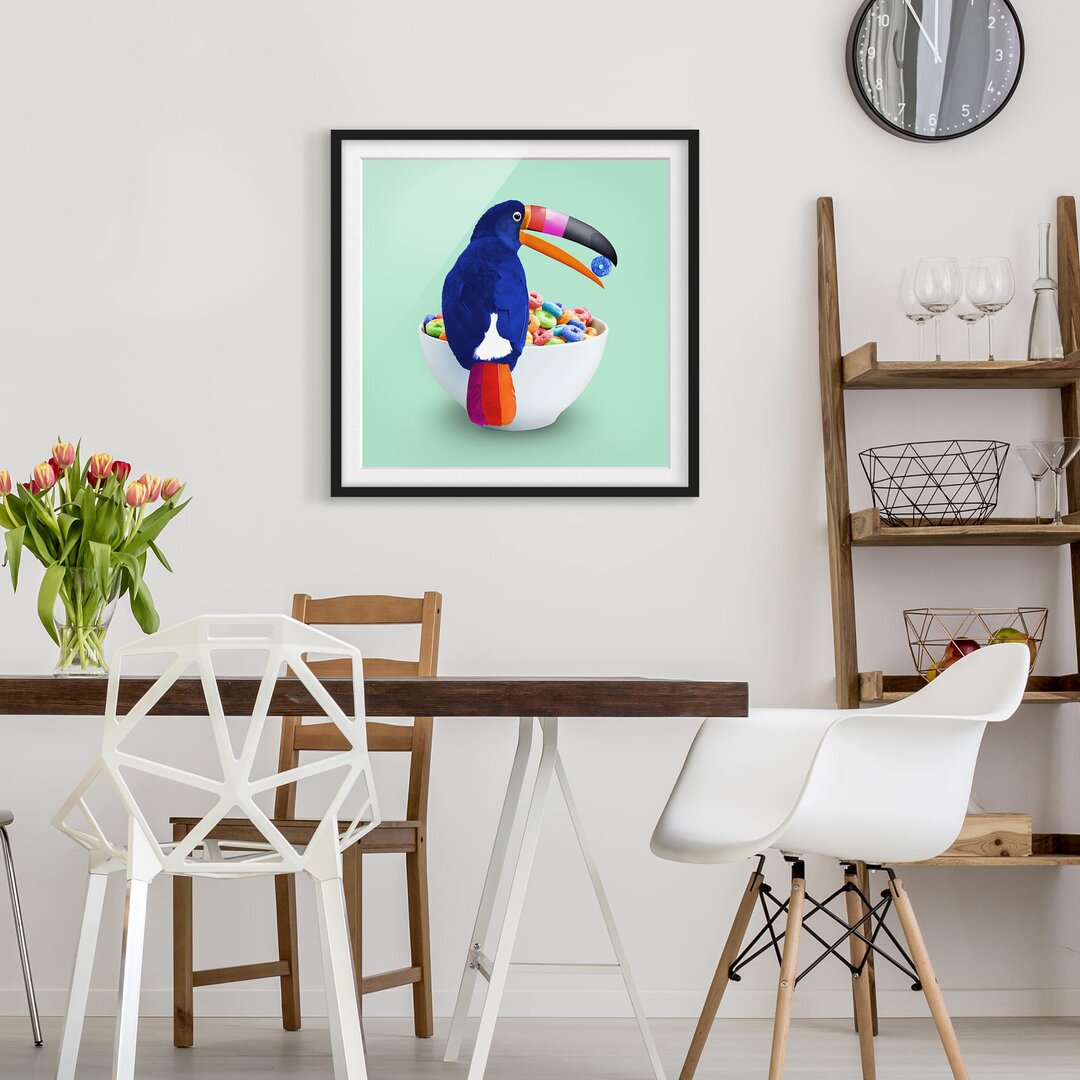 Gerahmter Grafikdruck Frühstück mit Toucan von Jonas Loose