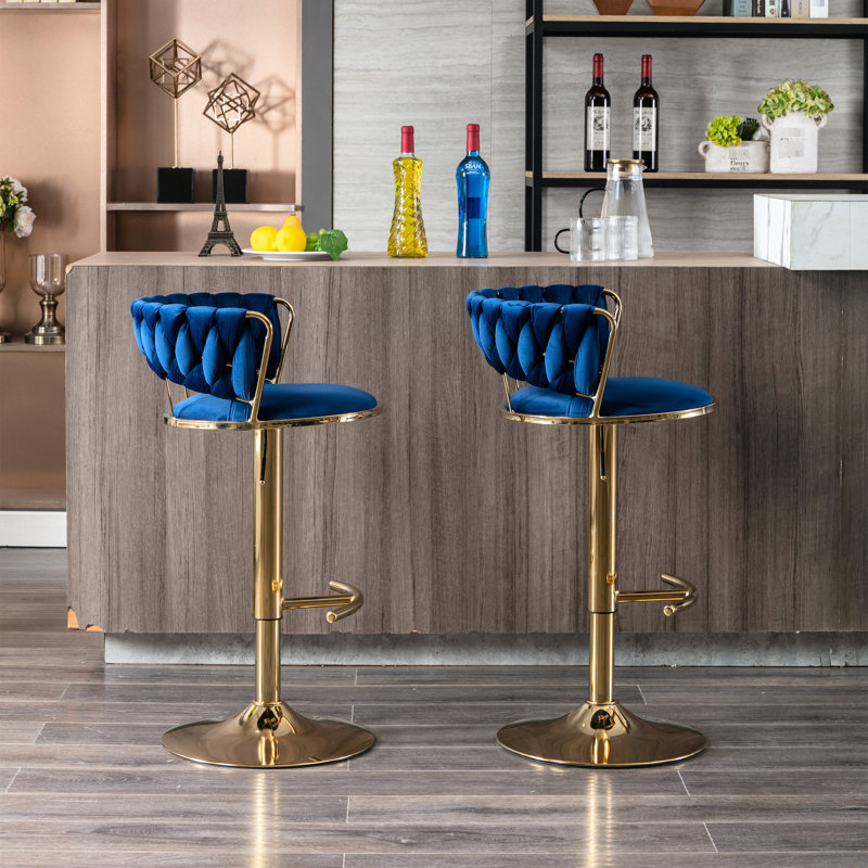 Tabourets de bar en velours bleu (lot de 2), pieds et repose-pieds dorés, hauteur réglable grâce à un système de levage mécanique.