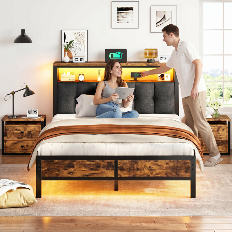 Lit plateforme moderne en bois et métal avec tête de lit rembourrée, éclairage DEL, station de recharge et rangement sous le lit