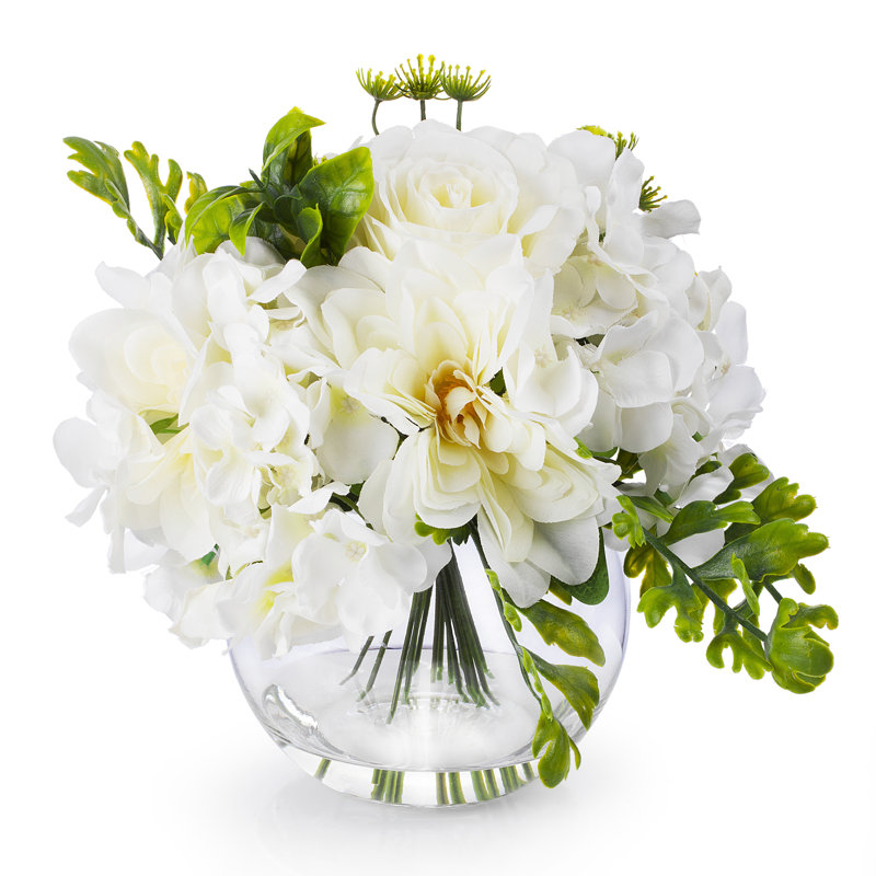 Crème hydrangées roses et pivoines mélangées en soie dans un vase rond en verre transparent