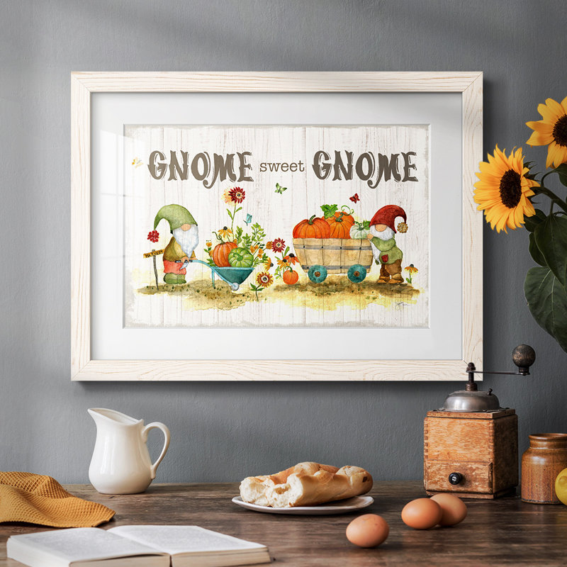 Gnome Sweet Gnome, reproduction d'art encadrée, H 26 po x l 38 po x P 1,5 po, Blanc